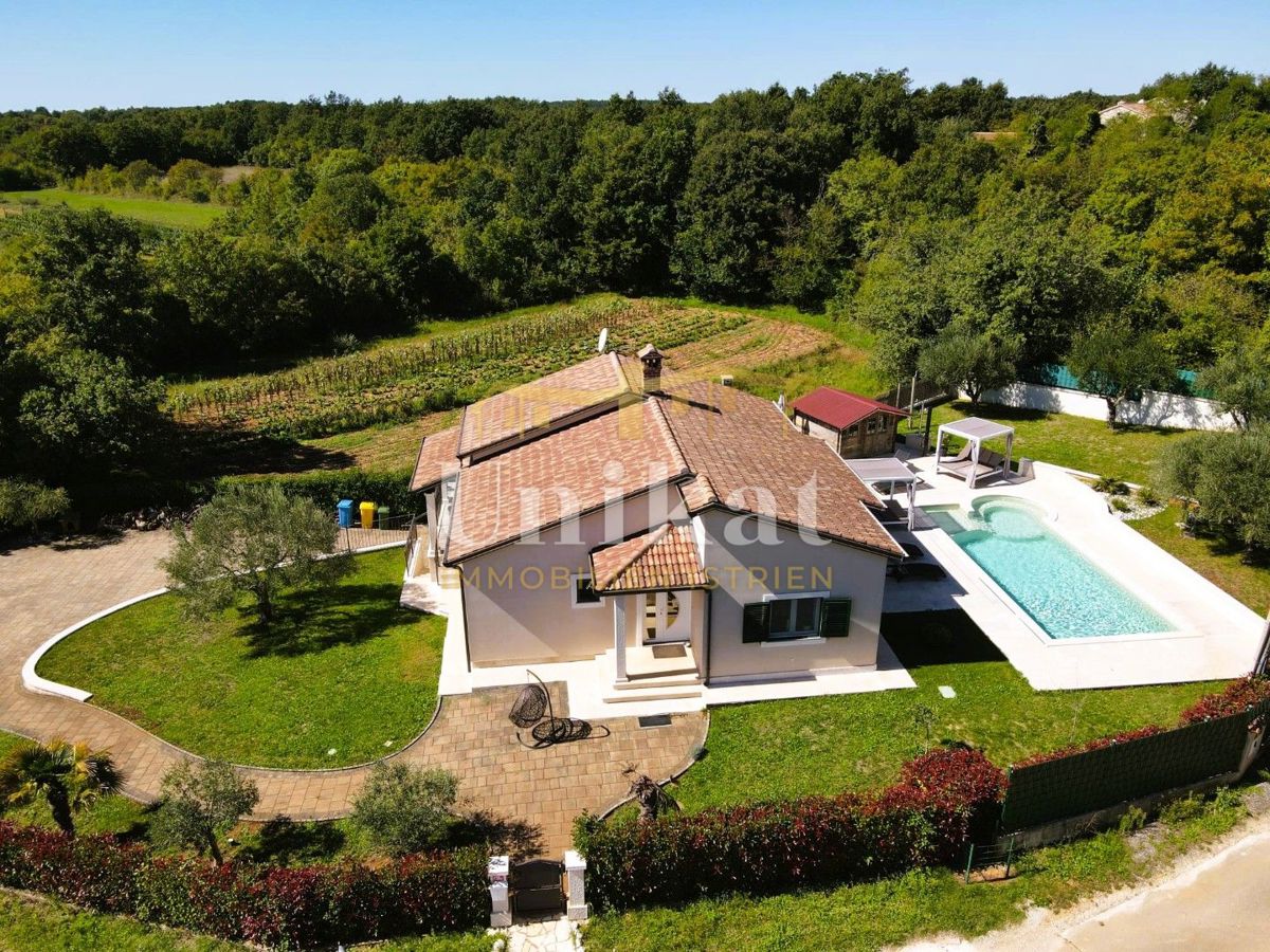 Villetta indipendente - piscina, garage e grande giardino